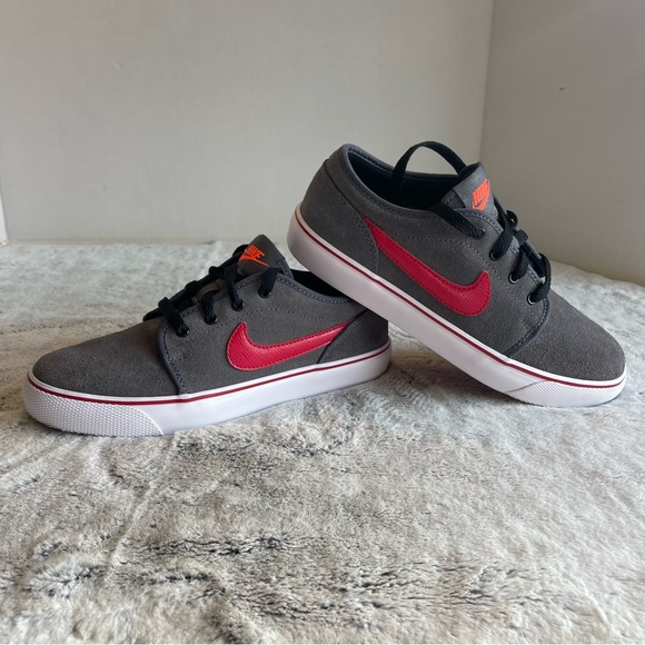 Nike Toki Low Suede Casual shoe . Boys size 5 - Picture 3 of 15